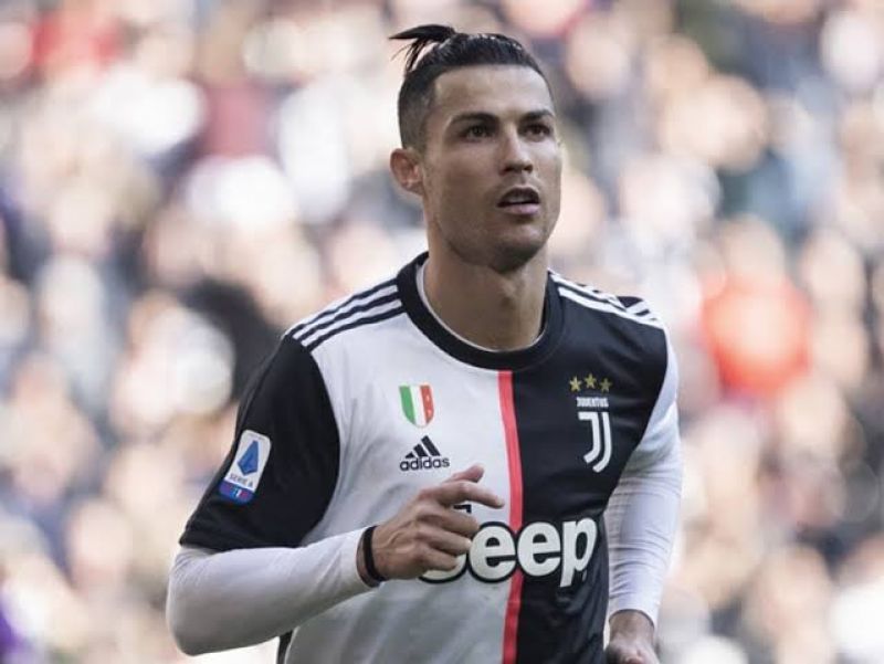 Cristiano Ronaldo does step-over at Juventus training after