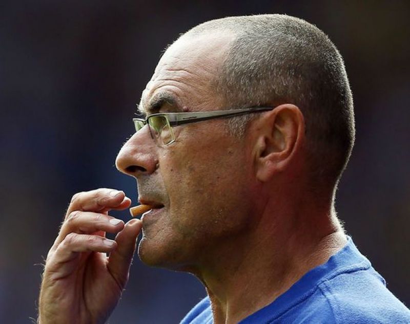 Maurizio Sarri chews cigarette butts during Huddersfield vs Chelsea News